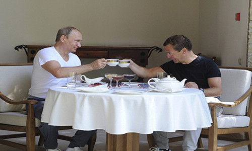 Tổng thống Nga Vladimir Putin thường thức dậy muộn và ăn (sáng) vào buổi trưa. Bữa ăn thường có trứng ốp lết hoặc một tô cháo lớn cùng vài quả trứng cút và nước ép trái cây. Ảnh: BI.