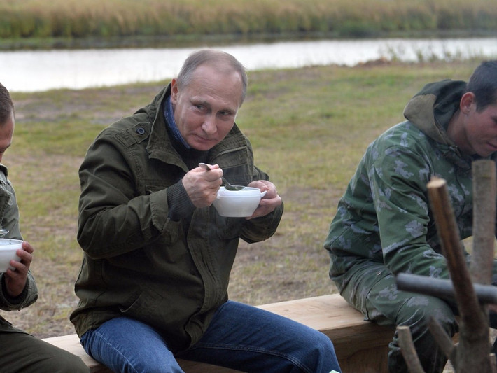 Sau khi ăn xong, nhà lãnh đạo Nga Putin thường uống cà phê. Ảnh: BI.