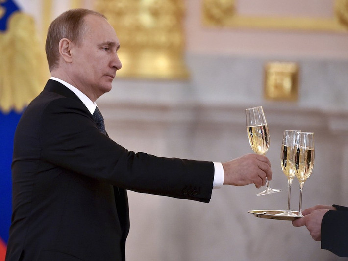 Tổng thống Putin cũng hạn chế sử dụng các đồ uống có cồn, chỉ trừ trong các bữa tiệc ngoại giao. Ảnh: BI.