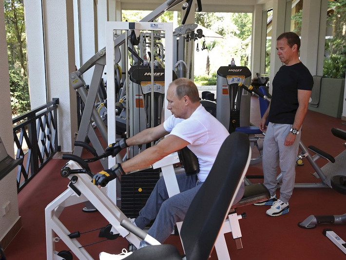 Bức ảnh chụp Tổng thống Putin và Thủ tướng Nga Dmitry Medvedev trong phòng tập thể hình năm 2015. Ảnh: BI.