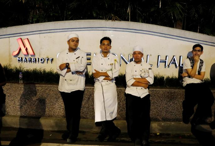Hiện, các nhà chức trách Philippines đang điều tra vụ việc. Ảnh: Các nhân viên được sơ tán ở khu nghỉ dưỡng hôm 2/6. Ảnh: Reuters.