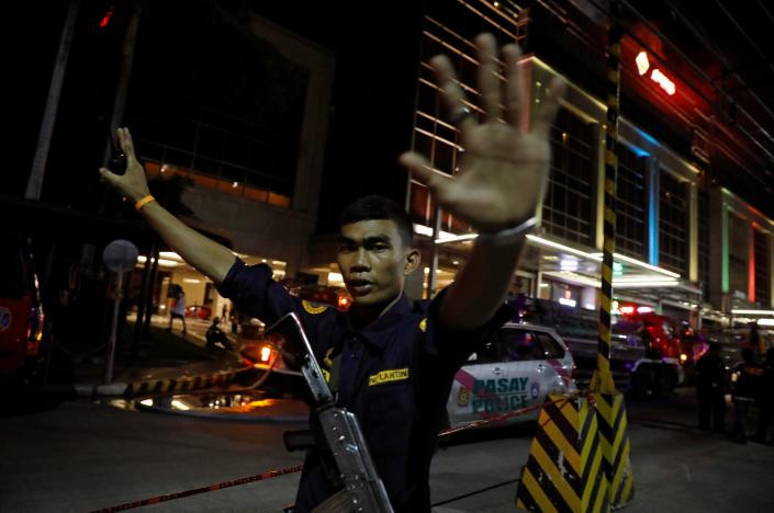 Một nhân viên an ninh Philippines ngăn phóng viên tiến vào khu vực gần khu nghỉ dưỡng hôm 2/6. Ảnh: Reuters.