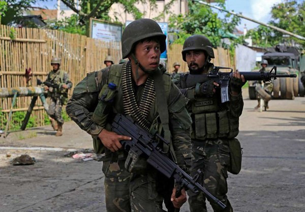 Quân đội Philippines đang ráo riết truy lùng các tay súng khủng bố Maute có liên hệ với phiến quân IS vẫn cố thủ trong thành phố Marawi. Ảnh: FNA.