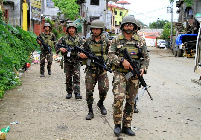 Binh sĩ, cảnh sát Philippines tuần tra ở thành phố Marawi ngày 7/6. Ảnh: Reuters.
