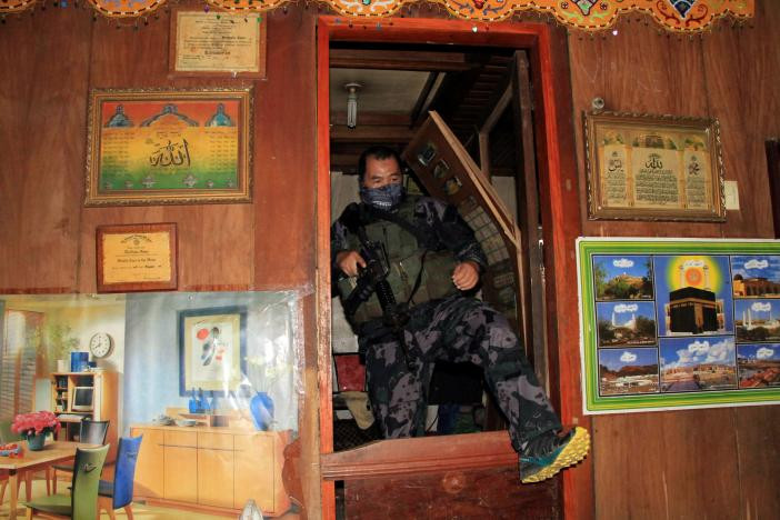 Binh sĩ chính phủ Philippines bước vào một ngôi nhà ở thành phố Marawi hôm 7/6. Ảnh: Reuters.