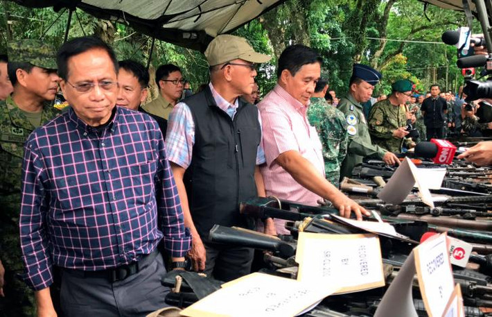 Bộ trưởng Quốc phòng Philippines Lorenzana cùng Cố vấn An ninh Quốc gia Hermogenes Esperon kiểm tra số vũ khí và đạn dược được tìm thấy tại một nơi ẩn náu của nhóm phiến quân thân IS tại thành phố Marawi ngày 8/6. Ảnh: Reuters.