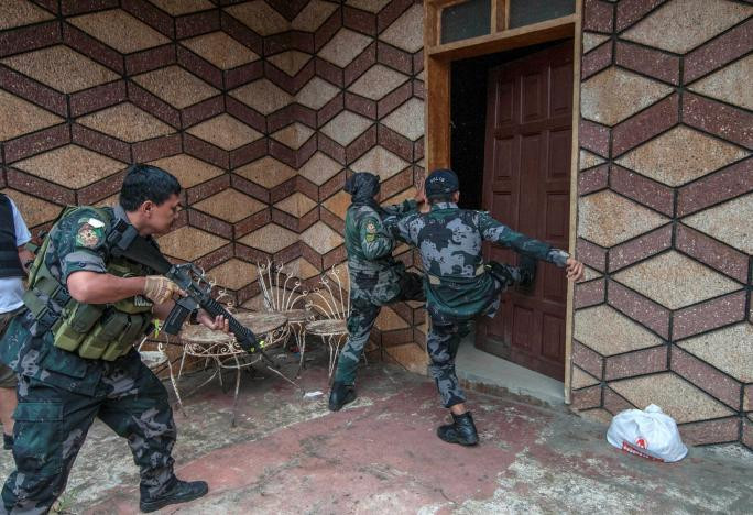 Lực lương an ninh Philippines đột kích một ngôi nhà ở Marawi ngày 7/6. Ảnh: Reuters.