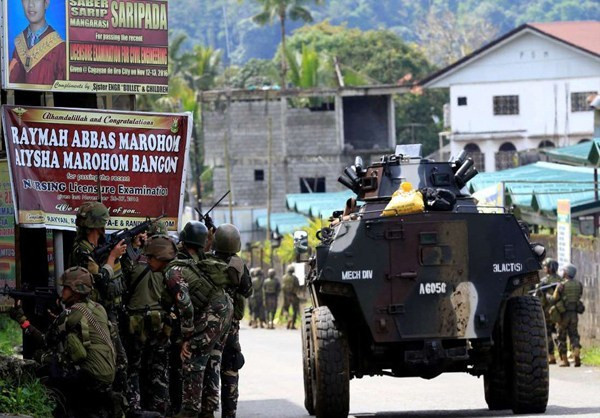 Ngày 6/6, lực lượng an ninh Philippines tuần tra tại nhiều quận trong thành phố Marawi để tìm kiếm vũ khí và chất nổ mà các nhóm khủng bố Maute bỏ lại trong thành phố. Ảnh: FNA.