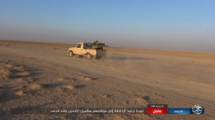 Theo một nguồn tin quân sự, lực lượng chính phủ Syria đã không phản ứng với cuộc tấn công của nhóm khủng bố IS vào thị trấn Muhammad Deeb mà nhanh chóng rút lui chiến thuật trên một số địa bàn. Ảnh: AMN.
