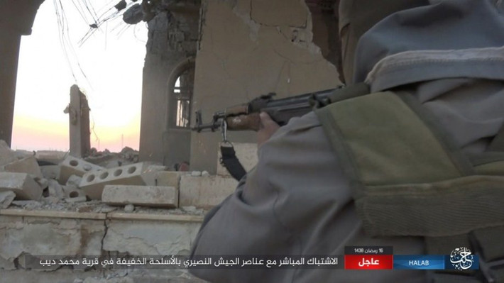 Một tay súng IS ngắm bắn căn cứ của quân đội Syria. Ảnh: AMN.
