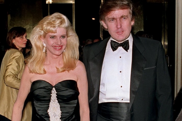Donald Trump sánh bước cùng người vợ đầu tiên, Ivana Trump. Ảnh: PL.