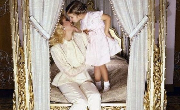Bà Ivana và con gái, Ivanka, được cho là đang chơi đùa trên chiếc giường trị giá lên tới 1 triệu USD. Ảnh: PL.