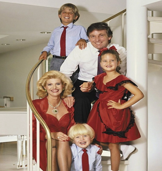 Khoảnh khắc hạnh phúc của ông Trump bên vợ, Ivana, và các con. Ảnh: PL.