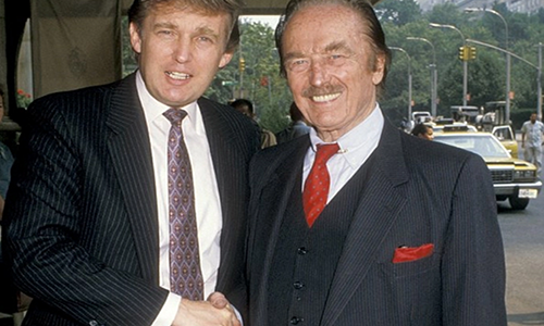 Donald Trump bắt tay cha, ông Fred Trump. Ảnh: PL.