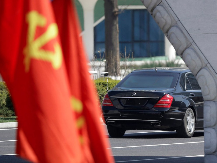 Theo DPRK, nhà lãnh đạo Kim Jong-un học lái xe từ năm 3 tuổi. Thương hiệu ô tô yêu thích của ông được cho là Mercedes-Benz. Ảnh: BI.