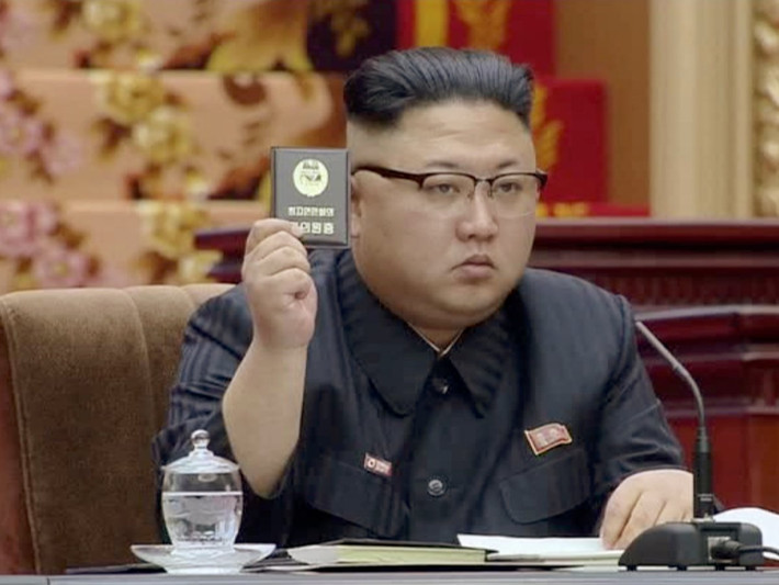 Nhà lãnh đạo Triều Tiên Kim Jong-un tiếp tục thực hiện nhiều chính sách “kế thừa” từ cố Chủ tịch Kim Jong-il, trong đó có chiến lược “Juche” (tự lực tự cường) và tăng cường chương trình tên lửa-hạt nhân của Bình Nhưỡng. Ảnh: BI.