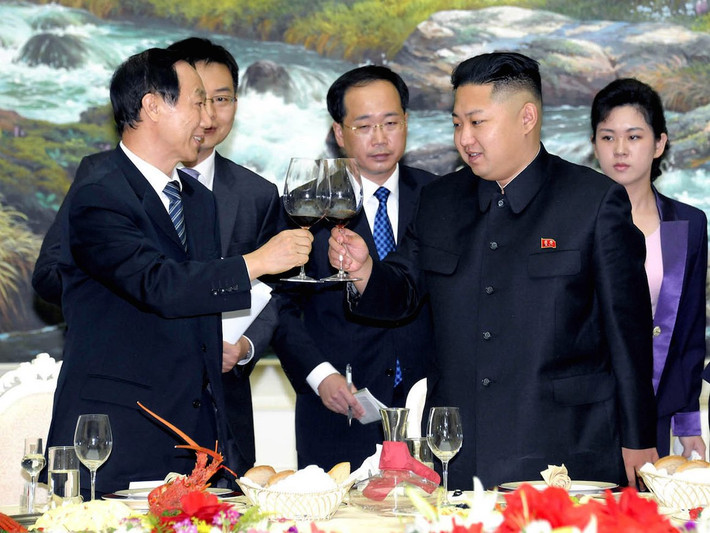 Nguồn tin cho hay, ông Kim Jong-un thích thưởng thức những loại rượu ngoại đắt tiền. Ảnh: BI.
