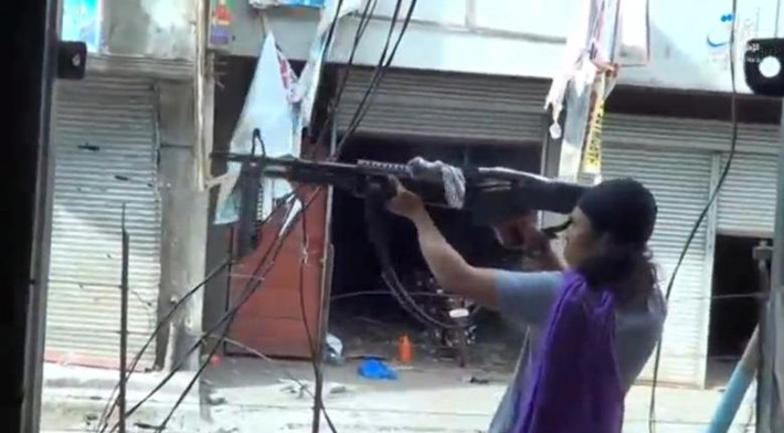 Ảnh chụp từ video được công bố ngày 12/6 cho thấy một tay súng Maute đang ngắm bắn (lực lượng chính phủ Philippines) ở thành phố Marawi, miền nam Philippines.