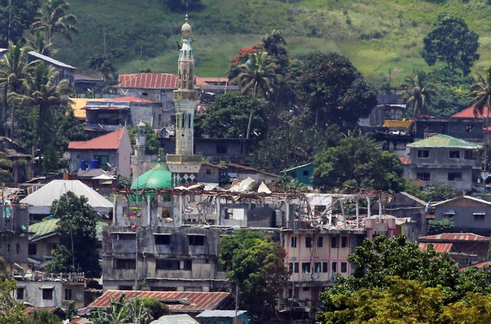 Những tòa nhà bị hư hại ở ngôi làng Moncado Colony sau các cuộc giao tranh giữa quân đội Philippines và nhóm phiến quân Maute.