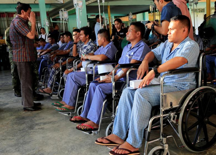 Tổng thống Philippines Rodrigo Duterte thăm hỏi các binh sĩ Philippines bị thương trong chiến dịch giải phóng thành phố Marawi.