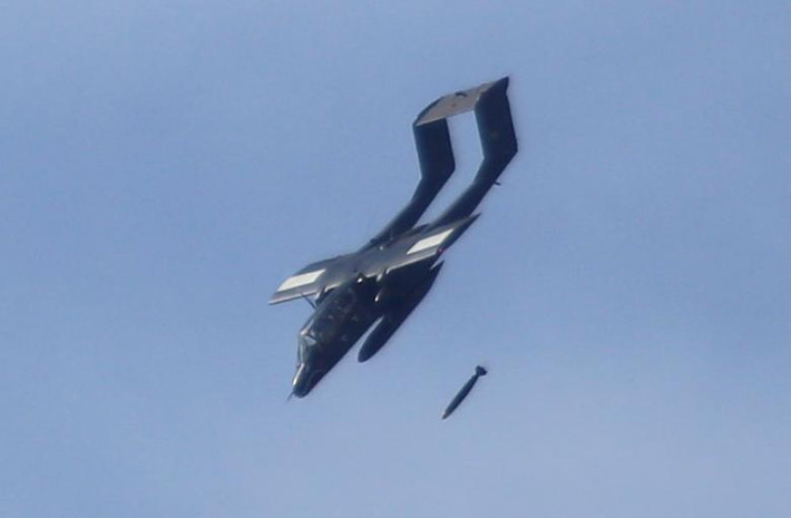 Máy bay OV-10 ném bom nhằm vào căn cứ của nhóm phiến quân Maute ở Marawi.