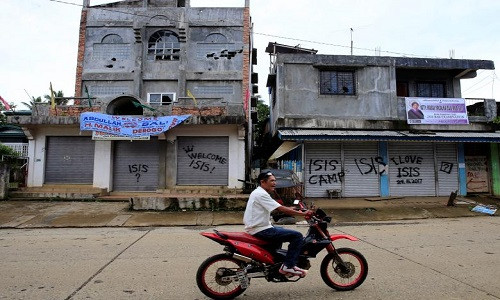 Một cư dân đi xe máy trên đường phố ở Marawi.