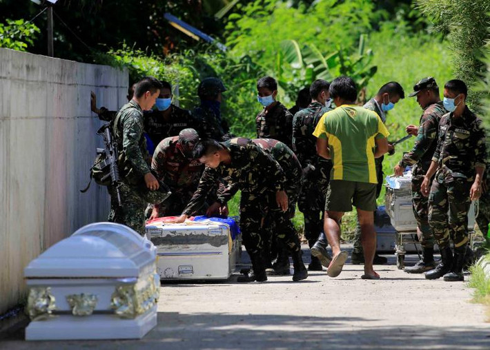 Các binh sĩ Philippines phủ lá cờ lên quan tài chứa thi thể một người lính thiệt mạng trong cuộc giao tranh với nhóm khủng bố Maute ở thành phố Marawi, tại Iligan. (Nguồn ảnh: Reuters)