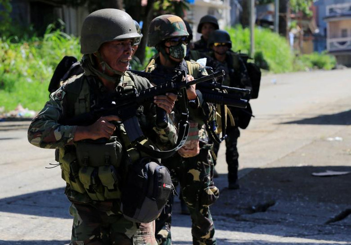 Binh sĩ Philippines tuần tra ở Amai Pakpak.