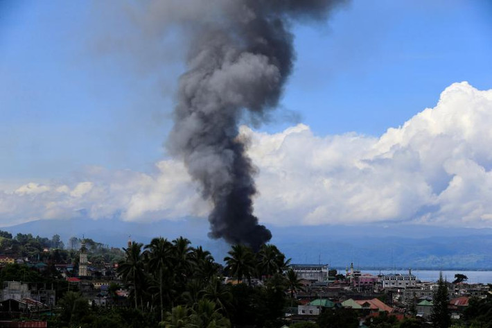 Khói bốc lên từ một tòa nhà ở làng Marinaut trong thành phố Marawi trên đảo Mindanao.