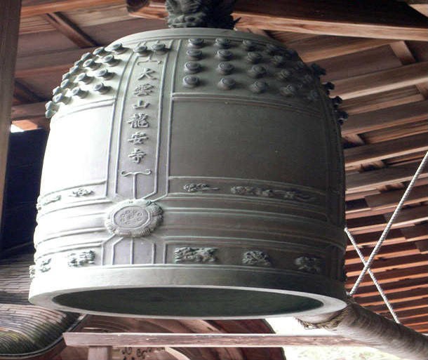 Năm 2005, những tên trộm đã đánh cắp chuông trong một tu viện Phật giáo ở Washington, Mỹ. Chúng bị bắt giữ khi đang bán món đồ nặng 1.361 kg này. Ảnh: L25.