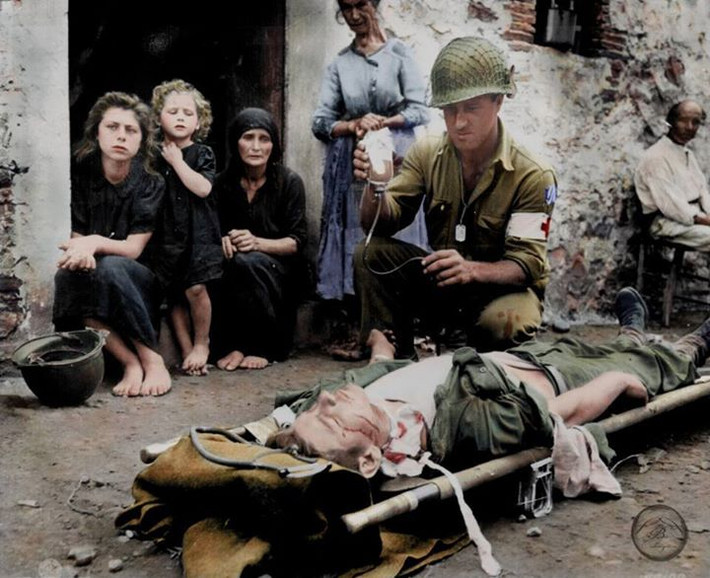 Binh sĩ Roy Humphre đến từ Toledo, bang Ohio (Mỹ), đang được truyền máu do bị thương ở Sicily ngày 9/8/1943. Ảnh: MT.