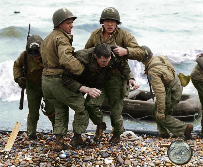 Các binh sĩ ở bãi biển Omaha trong cuộc đổ bộ D-Day lịch sử 73 năm trước. Ảnh: MT.