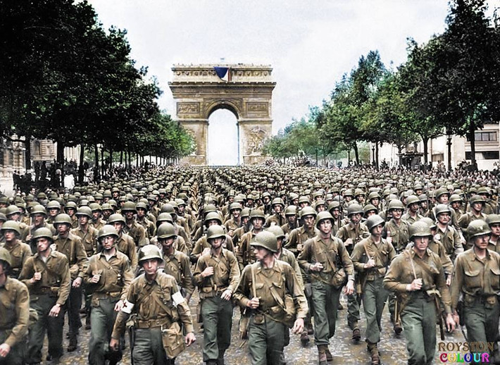 Đông đảo binh sĩ Mỹ thuộc Sư đoàn bộ binh 28 của Pennsylvania tuần hành dọc Đại lộ Champs-Élysées ngày 29/8/1944, bốn ngày sau khi giải phóng thủ đô Paris (Pháp). Ảnh: MT.