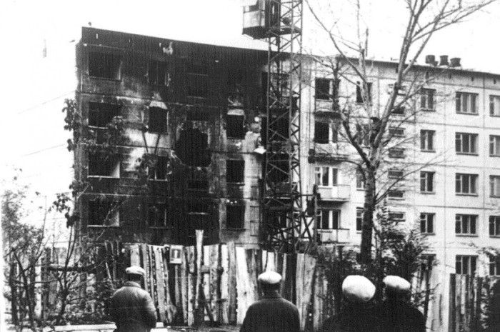 Ngày 26/9/1976, sau khi cãi nhau với vợ, phi công Vladimir Serkov đã "cướp" chiếc máy bay An-2 ở một phi trường địa phương và lao vào tòa chung cư 5 tầng nhằm trả thù vợ. Ảnh: ER.