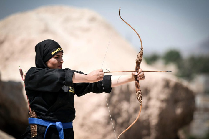Bắn cung cũng là một trong những kỹ năng được dạy trong một doanh trại ở Iran, cách thủ đô Tehran khoảng 40 km. Ảnh: The Sun.