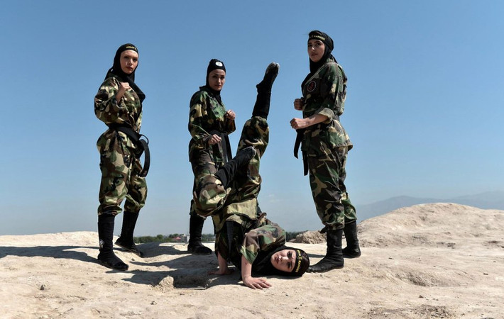 Các nữ chiến binh ninja Iran học cách sử dụng nhiều loại vũ khí và tập luyện môn võ Ninjutsu. Ảnh: The Sun.