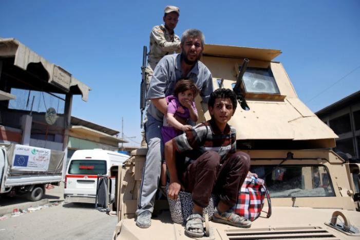 Những dân thường Iraq sơ tán được lực lượng an ninh Iraq giải cứu tại Thành cổ Mosul hôm 23/6. Ảnh: Reuters.