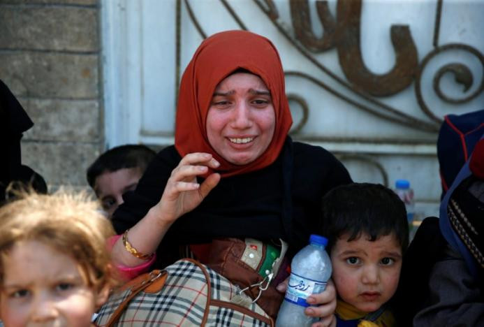Người phụ nữ bật khóc sau khi được giải cứu khỏi Thành cổ Mosul hôm 23/6. Ảnh: Reuters.
