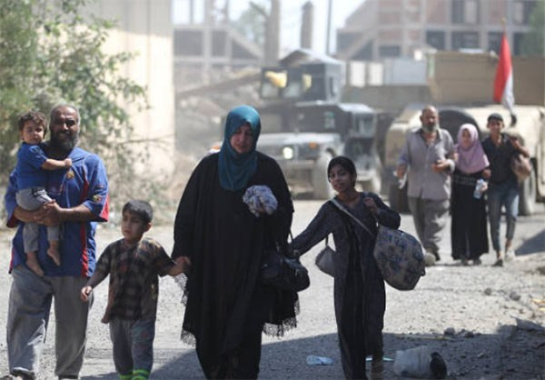 Nhiều dân thường Iraq mang theo đồ đạc rời khỏi Thành cổ Mosul đến nơi an toàn. Ảnh: FNA.