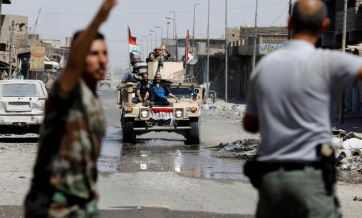 Reuters đưa tin, ngày 23/6, các lực lượng Iraq đã chiến đấu dọc hai con đường giao nhau tại trung tâm Thành cổ Mosul nhằm mở đường cho dân thường Iraq tháo chạy khỏi khu vực thành cổ hiện vẫn bị phiến quân IS chiếm đóng. Ảnh: Reuters.