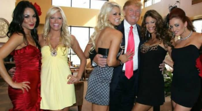 Bức ảnh chụp ông Trump cười tươi và chụp ảnh với nhiều cô gái trẻ. Ảnh: BA.
