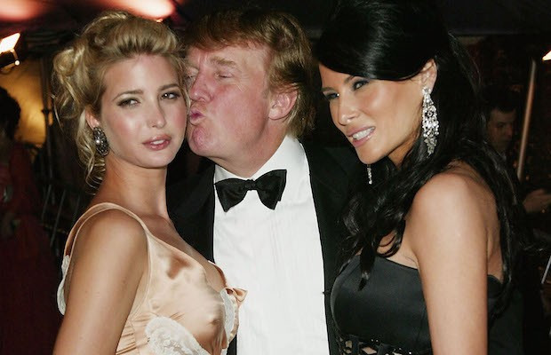 Bức ảnh chụp ông Trump đứng giữa hai người phụ nữ mà ông yêu quý, đó là cô con gái Ivanka và người vợ hiện tại, bà Melania Trump. Ảnh: BA.