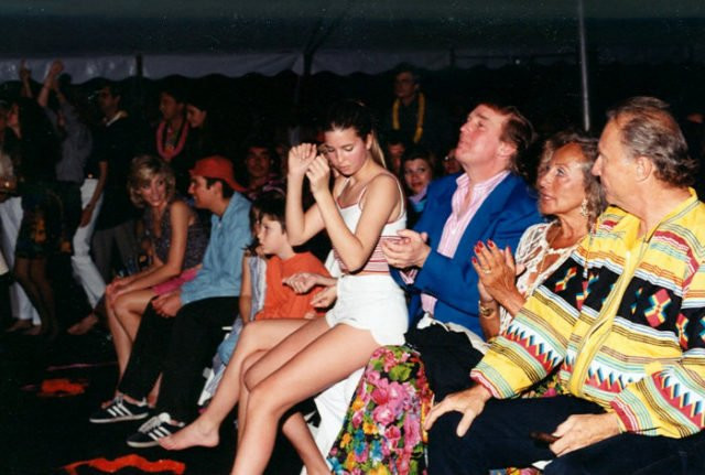 Một bức hình mà chắc hẳn cả ông Trump và con gái Ivanka đều không muốn để mọi người nhìn thấy. Trong ảnh, thiếu nữ Ivanka nhún nhảy khi ngồi trong lòng cha. Ảnh: BA.