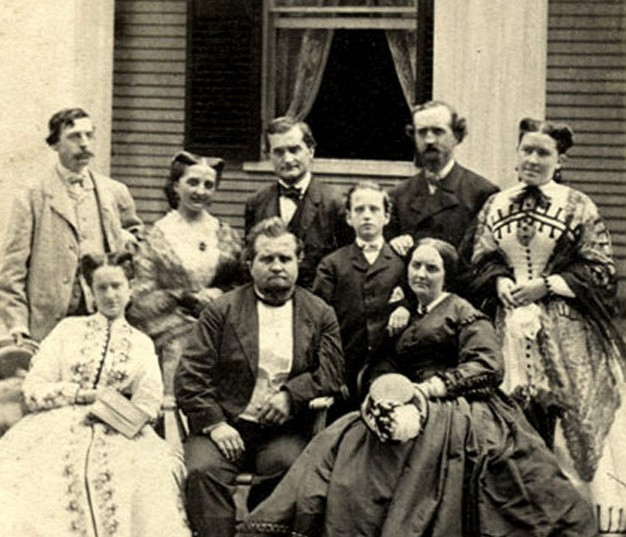 Một bức ảnh lưu niệm chụp trước nhà ở Saratoga Springs, thành phố New York, hồi thập niên 1860. Ảnh: VT.