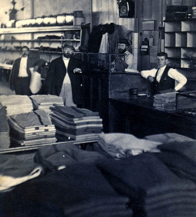 Một góc bên trong cửa hàng quần áo Colby ở Taunton, bang Massachusetts, hồi thập niên 1860. Ảnh: VT.
