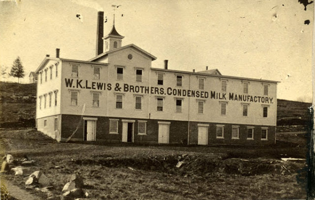 Bức ảnh chụp nhà máy sản xuất sữa đặc W.K. Lewis & Brothers ở West Brookfield, bang Massachusett. Ảnh: VT.