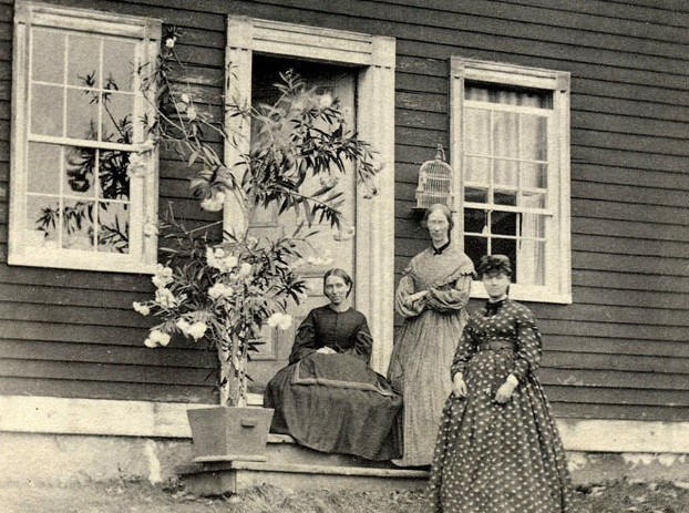 Ba người phụ nữ “tạo dáng” trước nhà của họ ở Barton, Vermont, hồi thập niên 1860. Ảnh: VT.