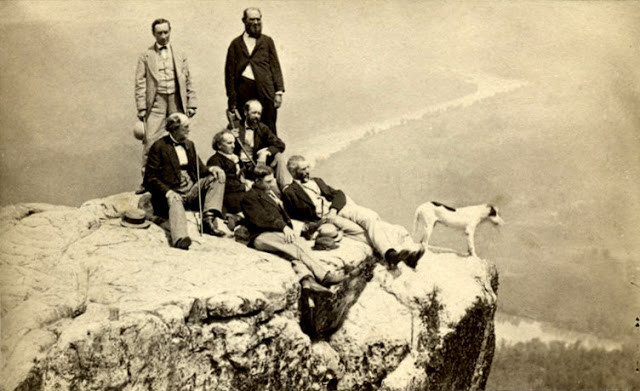 Một nhóm người đàn ông trên đỉnh núi Lookout, bang Tennessee. Ảnh: VT.