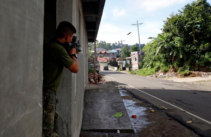 Thủy quân lục chiến Philippines ngắm bắn phiến quân Maute ở thành phố Marawi.