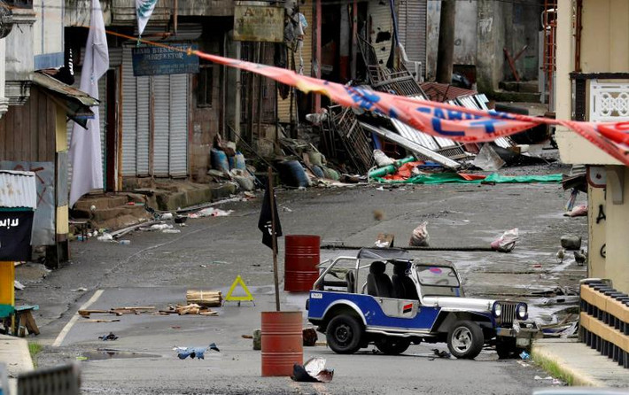 Cờ của phiến quân IS xuất hiện tại khu vực bị nhóm khủng bố Maute chiếm đóng ở Marawi.